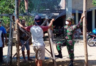 Pemasangan jaring lapangan voli desa binaan