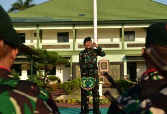 Danyonif 202/Tajimalela Mayor Inf Danang W saat memberikan jam komandan