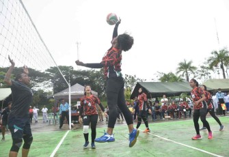 Smash keras pemain Koarmada III menutup pertandingan dalam turnamen bola voli di Sorong