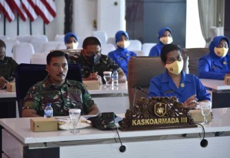 Kaskoarmada III Laksamana Pertama TNI Yeheskiel Katiandagho saat mengikuti kick off percepatan penurunan stunting 