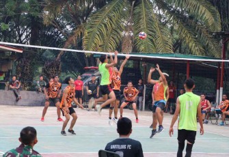 Turnamen bola voli bersama warga di perbatasan 