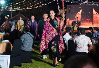 Fashion show dalam ajang Cerita Kriya di Tanjung Benoa Bali