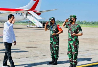 Danrem 121/Abw saat menyambut Presiden Jokowi 