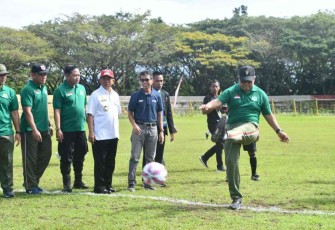 Danrem 142/Tatag Brigjen TNI Farouk Pakar saat kick off Liga Santri Piala Kasad se-Sulbar