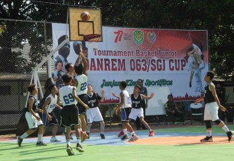 Unjuk kebolehan tim basket pelajar saat mengikuti turnamen basket junior Danrem 063/SGJ