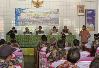 Serda Supriyanto saat menghadiri rapat desa
