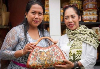 Komang Kirtania seniman asal Bali dengan hasil karyanya