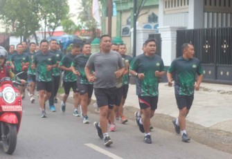 Prajurit Kodim 1001/HSU-BLG lari aerobik menjaga kebugaran fisik