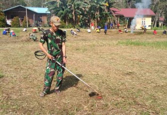 Serda Khoirul saat memotong rumput bersihkan lingkungan dusun Sepan Padang desa Bahenap