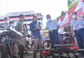 Sekjen Kemhan RI Marsdya TNI Donny Ermawan Taufanto saat menerima pemaparan produk alutsista dalam Pekan Litbang Pertahanan di Jakarta 