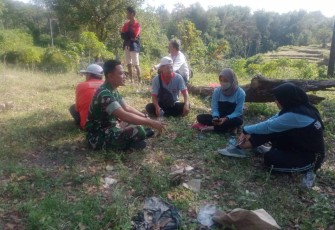 Serda Agus saat komsos bersama masyarakat binaannya