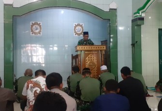 Anggota Korem 073/Mkt mengikuti Sholat Jumat di Masjid At Taqwa