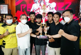 Bupati Pati menyerahkan piala kejuaraan Pati E-sport 