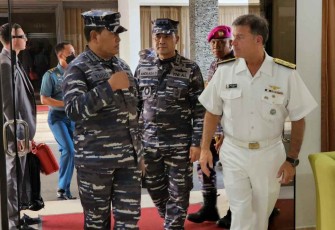 Kasal Laksamana TNI Yudo Margono saat menyambut Admiral John Aquilino di bandara Halim Perdanakusuma Jakarta 