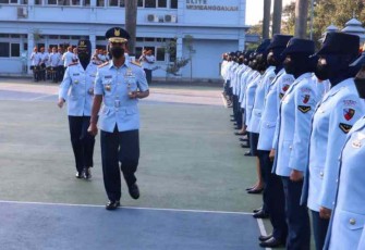 Dankoharmatau Marsda TNI Eddy Supriyono saat pengecekan personel dalam upacara HUT WARA ke-59 