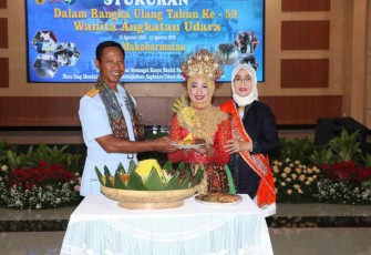Dankoharmatau Marsda TNI Eddy Supriyono saat pemotongan tumpeng syukuran HUT WARA ke-59 