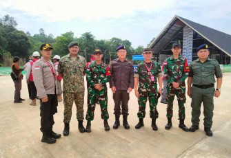 Swafoto satgas Yonif 645/Gty bersama KJRI Kucing dan Tim SDMC Sarawak Malaysia 