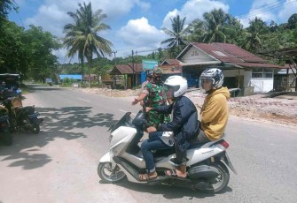 Personel Koramil 04/Sangasanga saat operasi yustisi prokes warga kecamatan Sangasanga