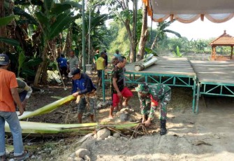 Serma Markoban bersihkan lingkungan bersama warga sambut tradisi Nyadran