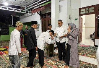 Dandim 1001/HSU-BLG Letkol Inf Dhuwi Hendradjaja saat menyantuni anak yatim piatu