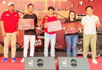 GGM PT BRC Abdul Wahab (baju warna merah paling kiri) dan Anton (baju putih paling kanan) saat berfoto bersama sang juara Festival Band Bintan Resort