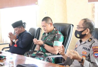 Dandim 1001/HSU-BLG Letkol Inf Dhuwi Hendradjaja saat memanjatkan doa di rapat paripurna DPRD Kabupaten Balangan 