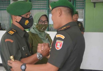 Dandim 1001/HSU-BLG Letkol Inf Dhuwi Hendradjaja saat melepas prajurit terbaiknya 