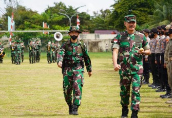 Pengecekan pasukan dalam upacara penutupan  TMMD 