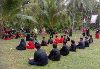 Sertu Mustahid saat mengamankan kegiatan ujian kenaikan tingkat perguruan pencak silat