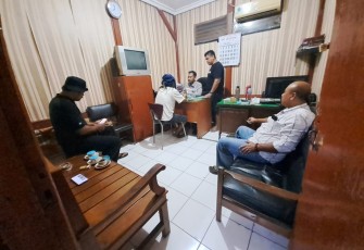 Anggota Reskrim Polsek Cepu saat memeriksa Rambang Ruhaji pelaku penganiayaan terhadap anggota Reskrim Polsek Cepu.