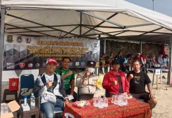 Bhabinkamtibmas Kel Jombang saat monitoring Festival Mini Soccer SSB Igor 