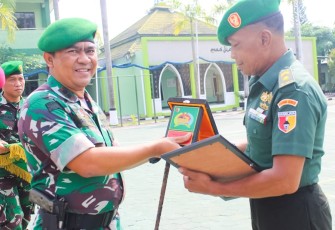 Dandim 0813/Bojonegoro saat memberikan cenderamata anggotanya purna tugas