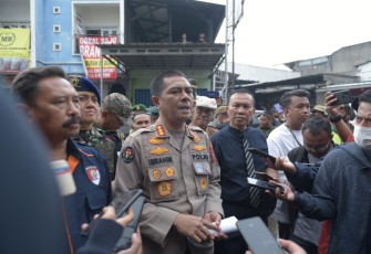 Kabid Humas Polda Jabar saat memberikan keterangan pers 