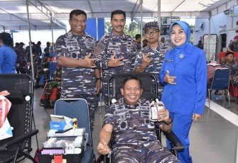 Pangkoarmada III Laksamana Muda TNI Irvansyah saat donor darah bersama jajaran 