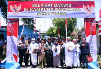 Foto bersama di Kampung Pancasila desa Toabo