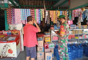 Sertu Badri saat mengecek harga bahan pokok