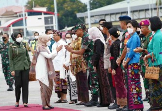 Pangdam IX/Udayana saat menyambut ibu Wapres di bandara I Gusti Ngurah Rai 