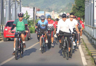 Danrem 142/Tatag Brigjen TNI Farouk Pakar saat fun bike bersama jajaran peringati Haornas ke 39 tahun 2022