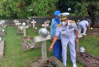 Pangkolinlamil saat tabur bunga di TMPNU Kalibata 