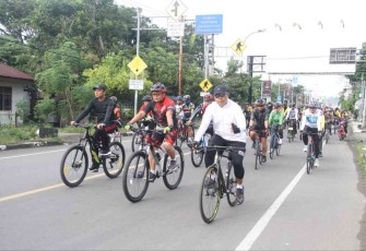 Danrem 142/Tatag Brigjen TNI Farouk Pakar saat fun bike bersama jajaran Kodim 1418/Mamuju dan komunitas sepeda