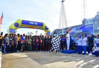 Kepala Staf Koarmada III Laksamana Pertama TNI Yeheskiel Katiandagho kibarkan bendera start fun run