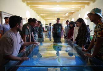 Pangdam Hasanuddin saat menerima penjelasan maket petugas museum 