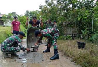 Benahi jalan dusun di perbatasan yang berlubang
