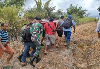 Satgas perbatasan bantu membawa peti jenazah warga