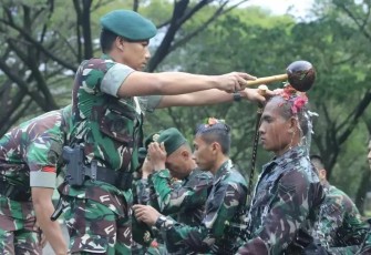 Danbrigif Para Raider 3 Kostrad siram air kembang tradisi penerimaan prajurit 