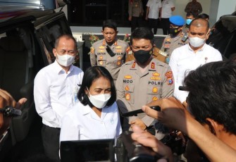 Menteri PPPA Gusti Ayu Bintang Darmawati saat memberikan keterangan pers santri gontor