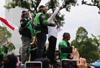 Orasi pengemudi Ojol di DPRD provinsi Sumut 