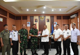Danrem 023/KS Kol Inf Dodi Triwinarto saat memberikan buku kisah Kasad Loper Koran Jadi Jenderal ke Walikota Sibolga