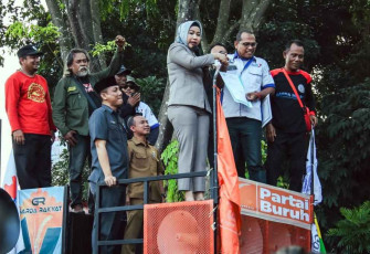Ria Mahdia Fitri Sekretaris Komisi III DPRD Banten saat menenangkan aksi unras di DPRD Banten 