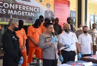Kapolres Magetan saat konferensi pers terkait peredaran pupuk palsu